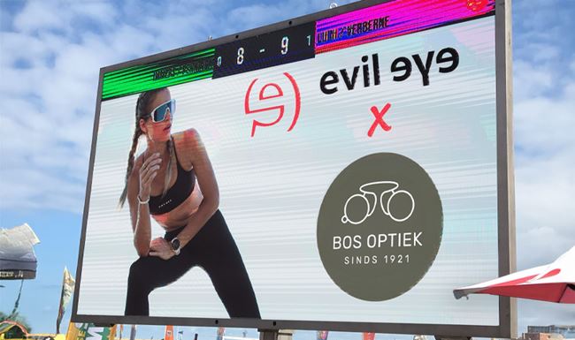 Bos Optiek uit Den Haag groot te zien op het NK Beachvolleybal